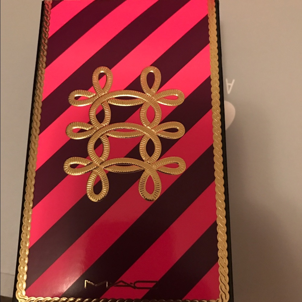 Brand New MAC
Nutcracker Mini Essential Brush Kit