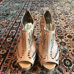 Carlos Santana nude cutout heels