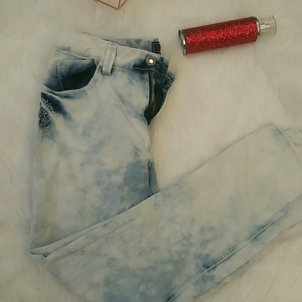 ????Acid wash with embroidery down side