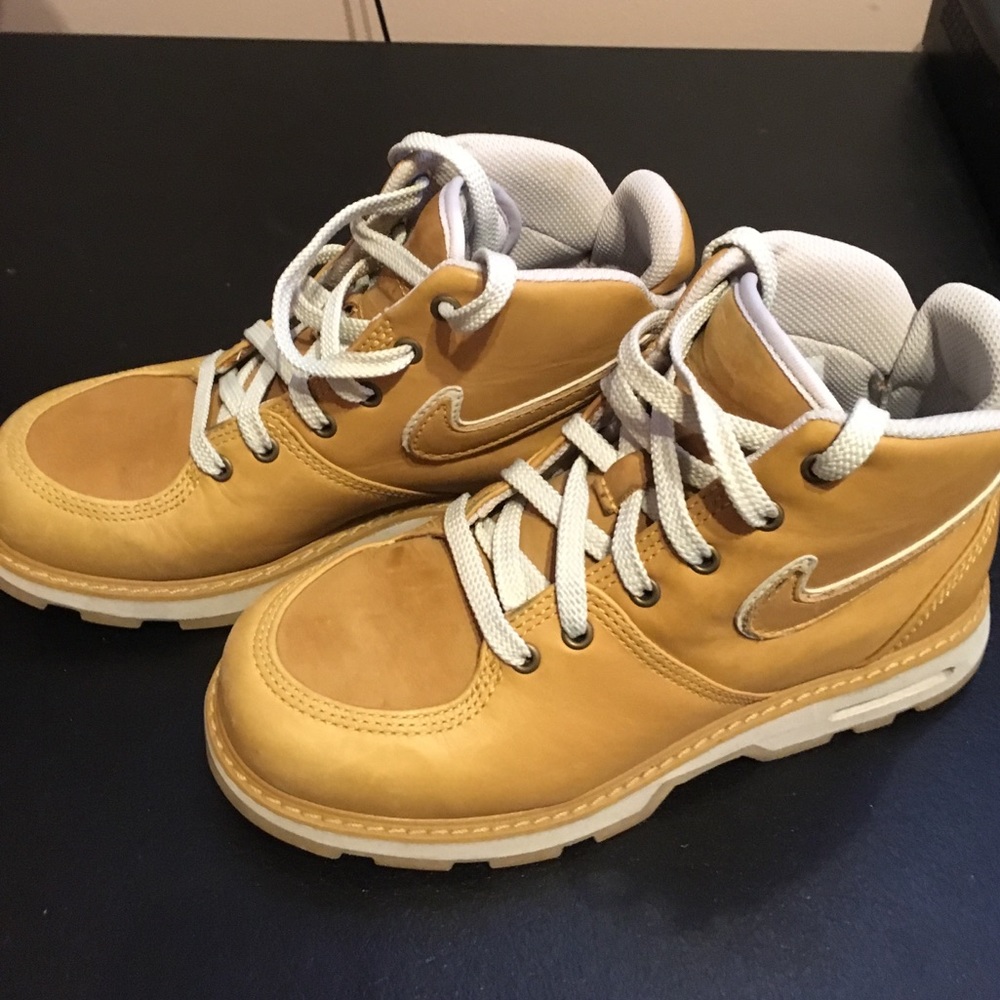 Nike Boots wheat color - Picture 1 of 3