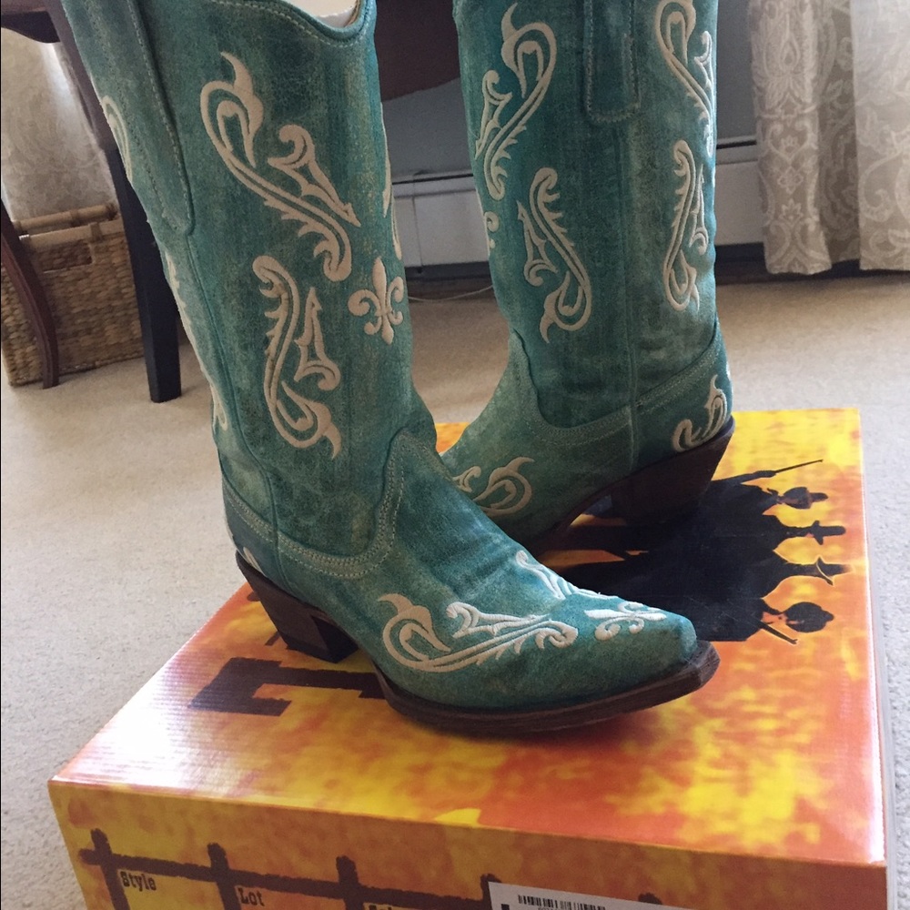 Corral Fleur de Lis cowgirl boots