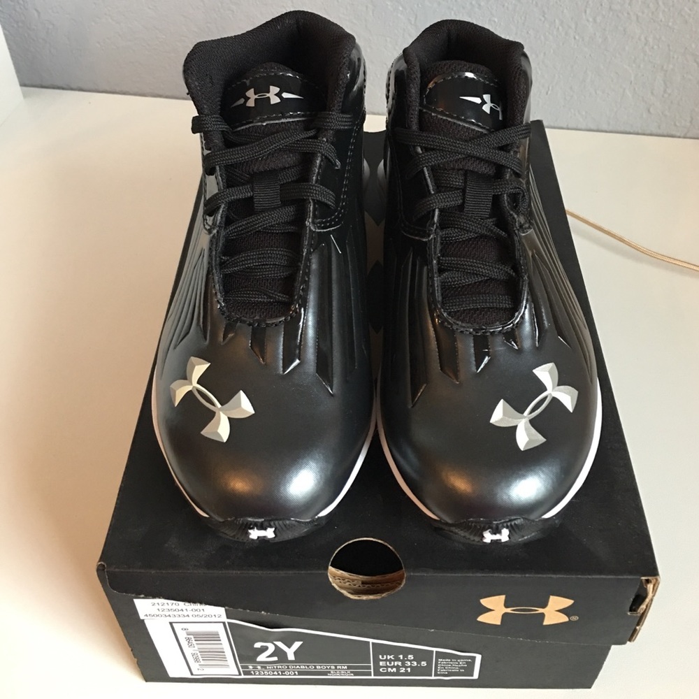 Under armour football cleats sz 2