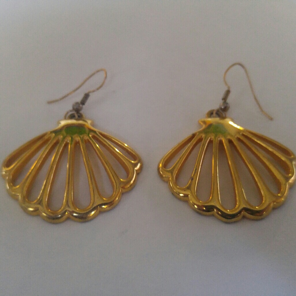 Gold shell earrings, pierced