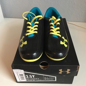 Under armour soccer cleats size 3.5 youth