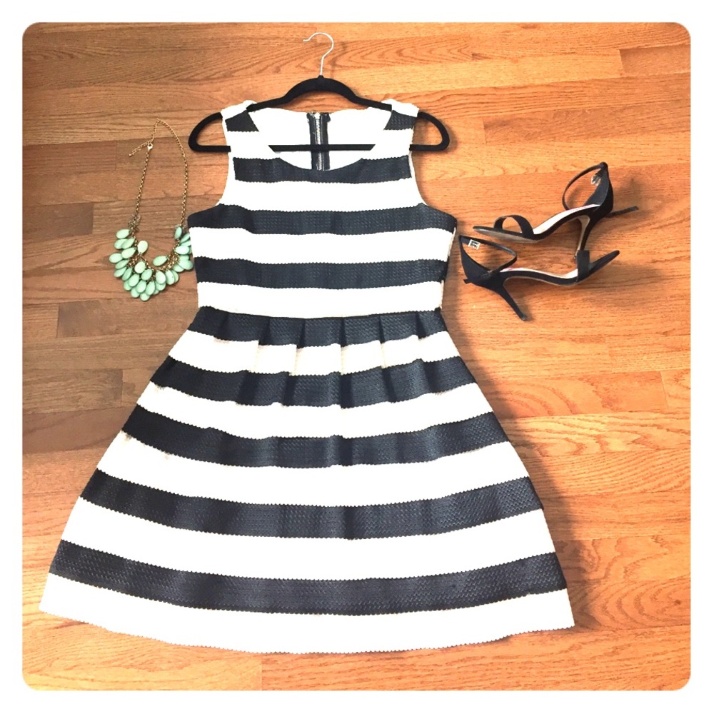 Black & white sleeveless dress