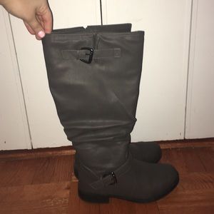 Adorable wide calf grey boots!