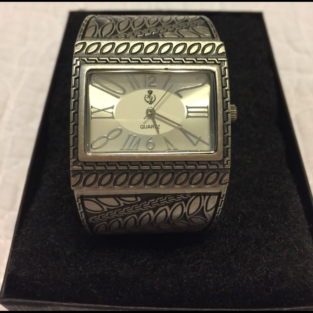 Premier Designs Silver watch excellent condition