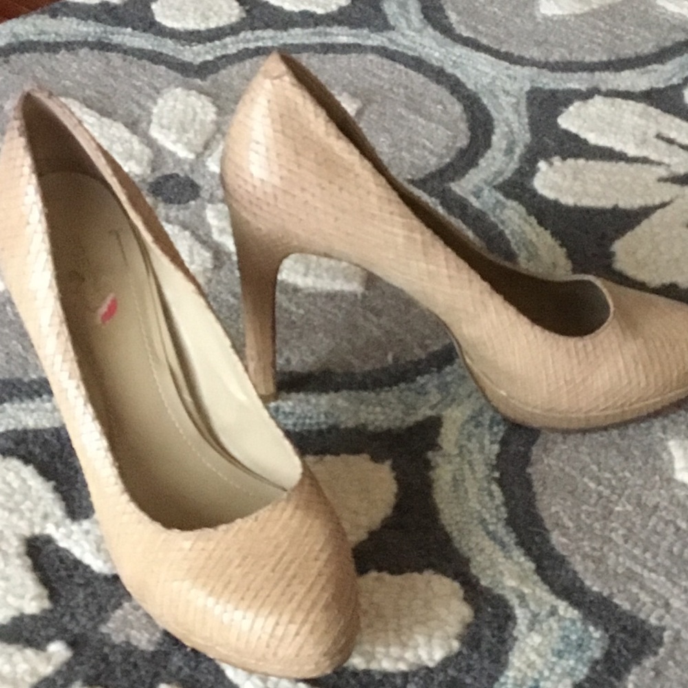 BCBGeneration sz 10 cream snakeskin heels