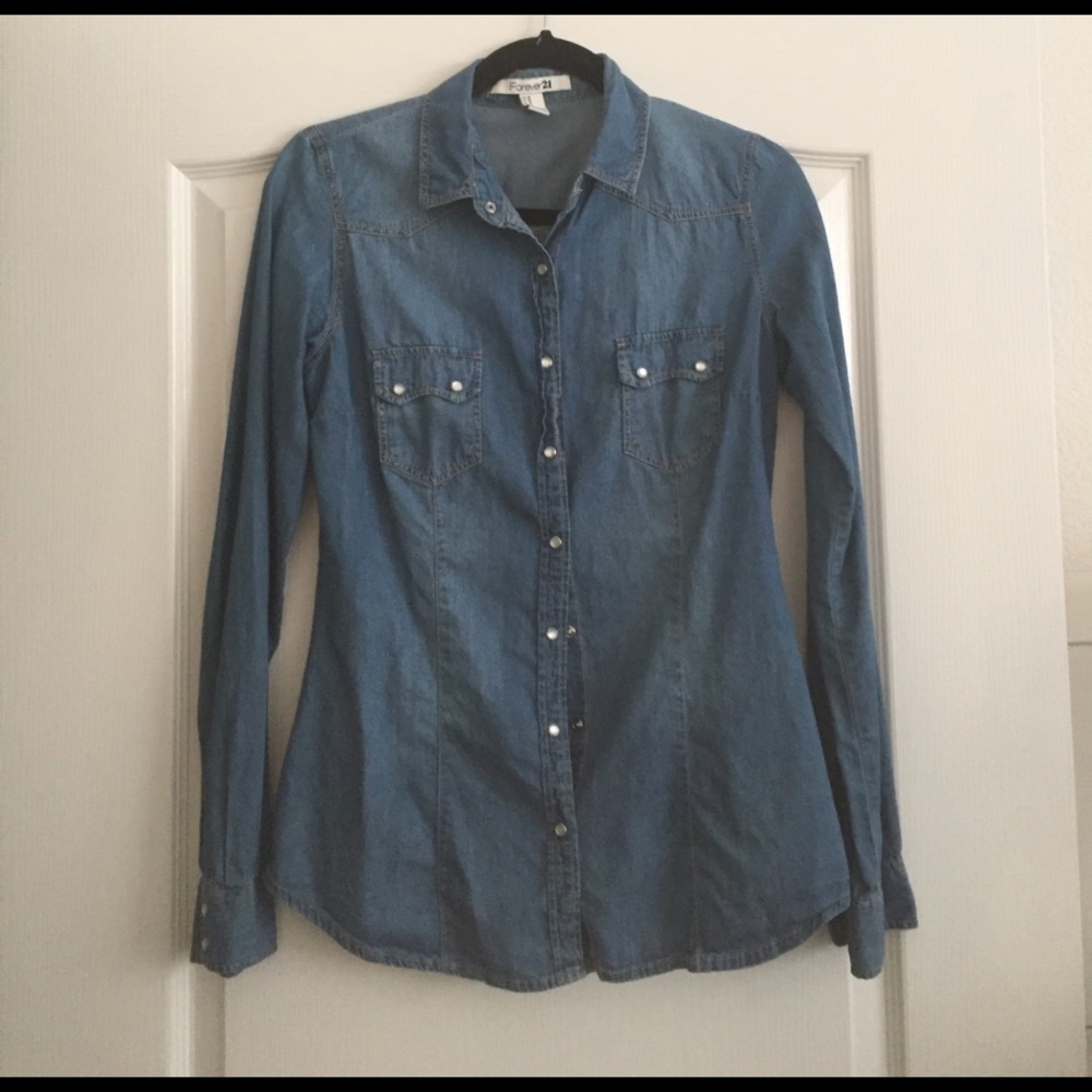 Chambray Top with opalescent snap buttons