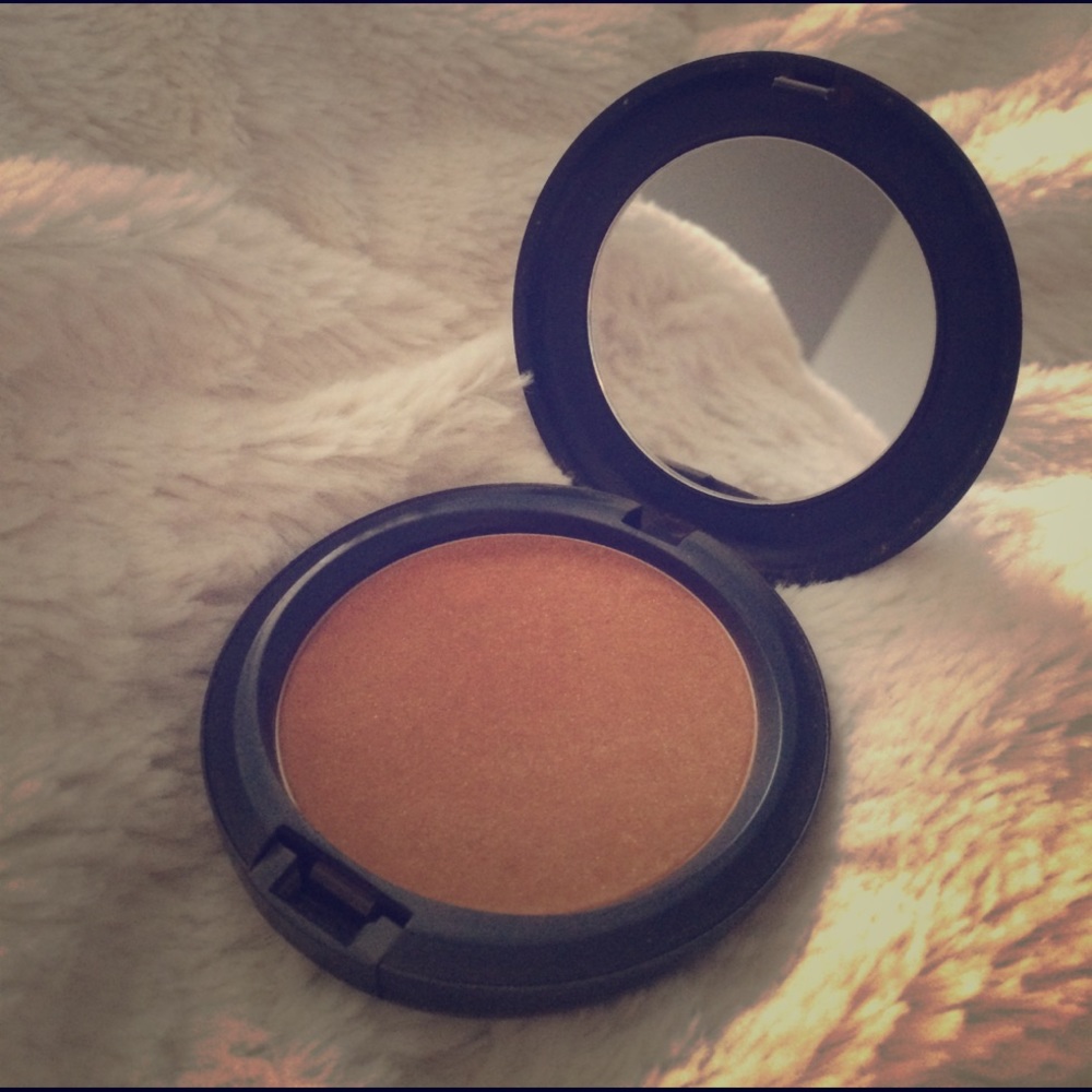 Mac Bronzing Powder in Refined Golden