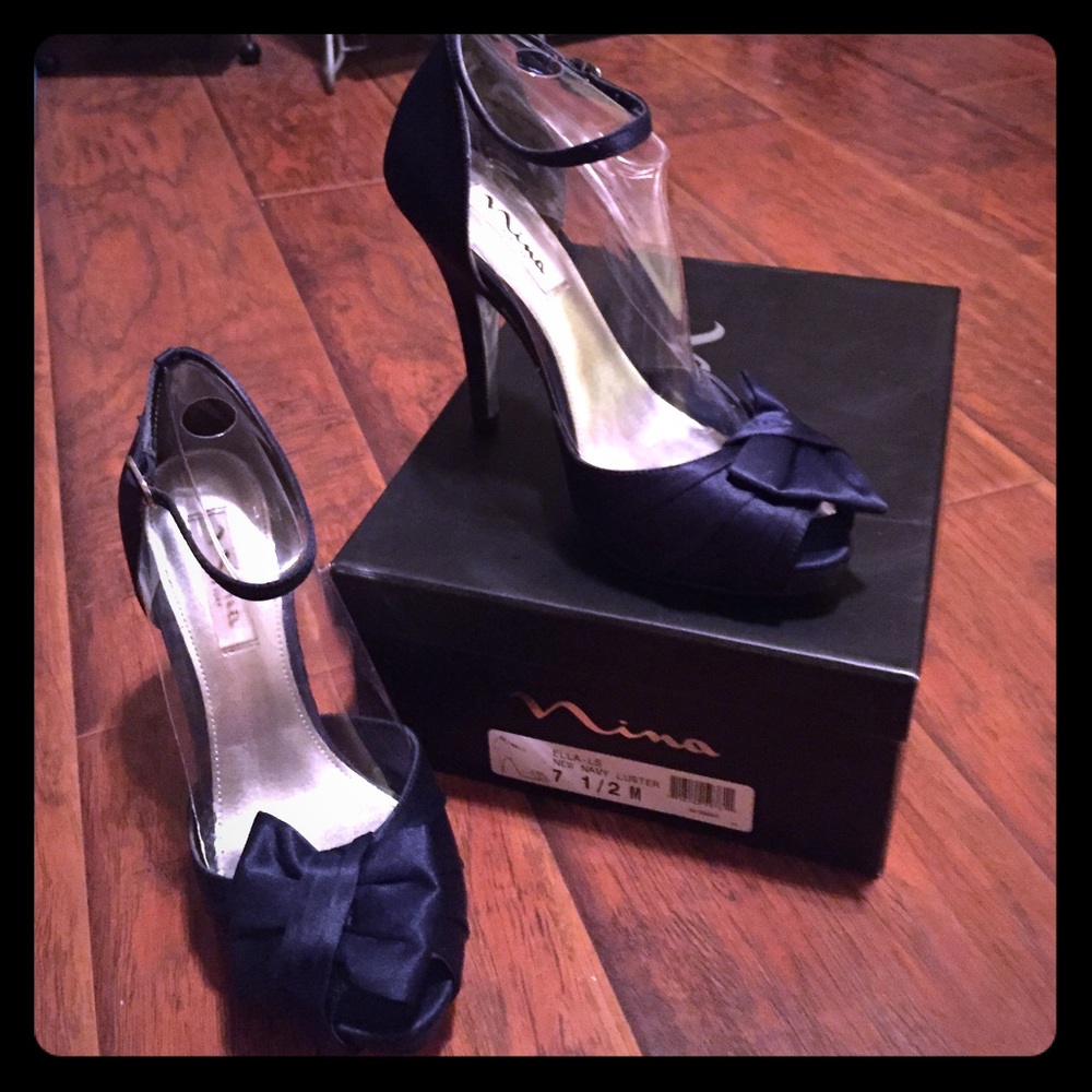 Nina Ella Navy Pumps