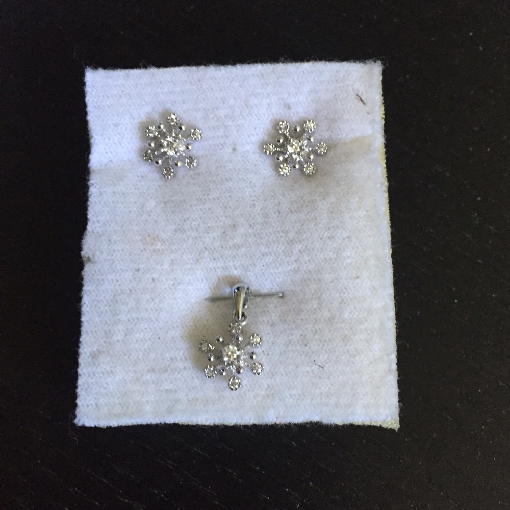 Snowflake earring and necklace charm set