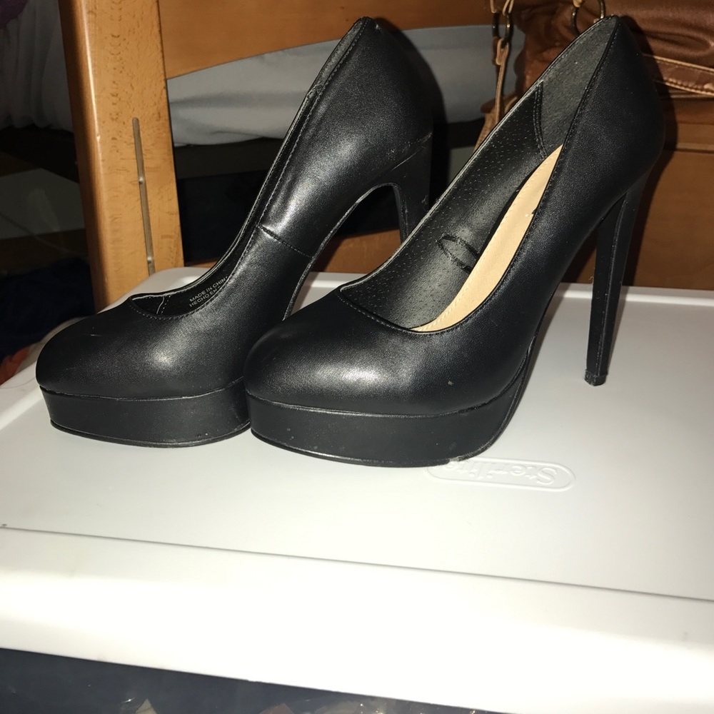 Basic black pumps