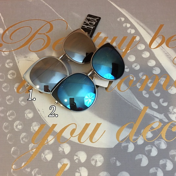 Silver Frames Fashion Mirrored Sunglasses - Picture 2 of 3