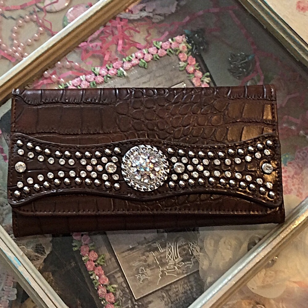 Faux Leather rhinestone wallet NWOT 💐💐