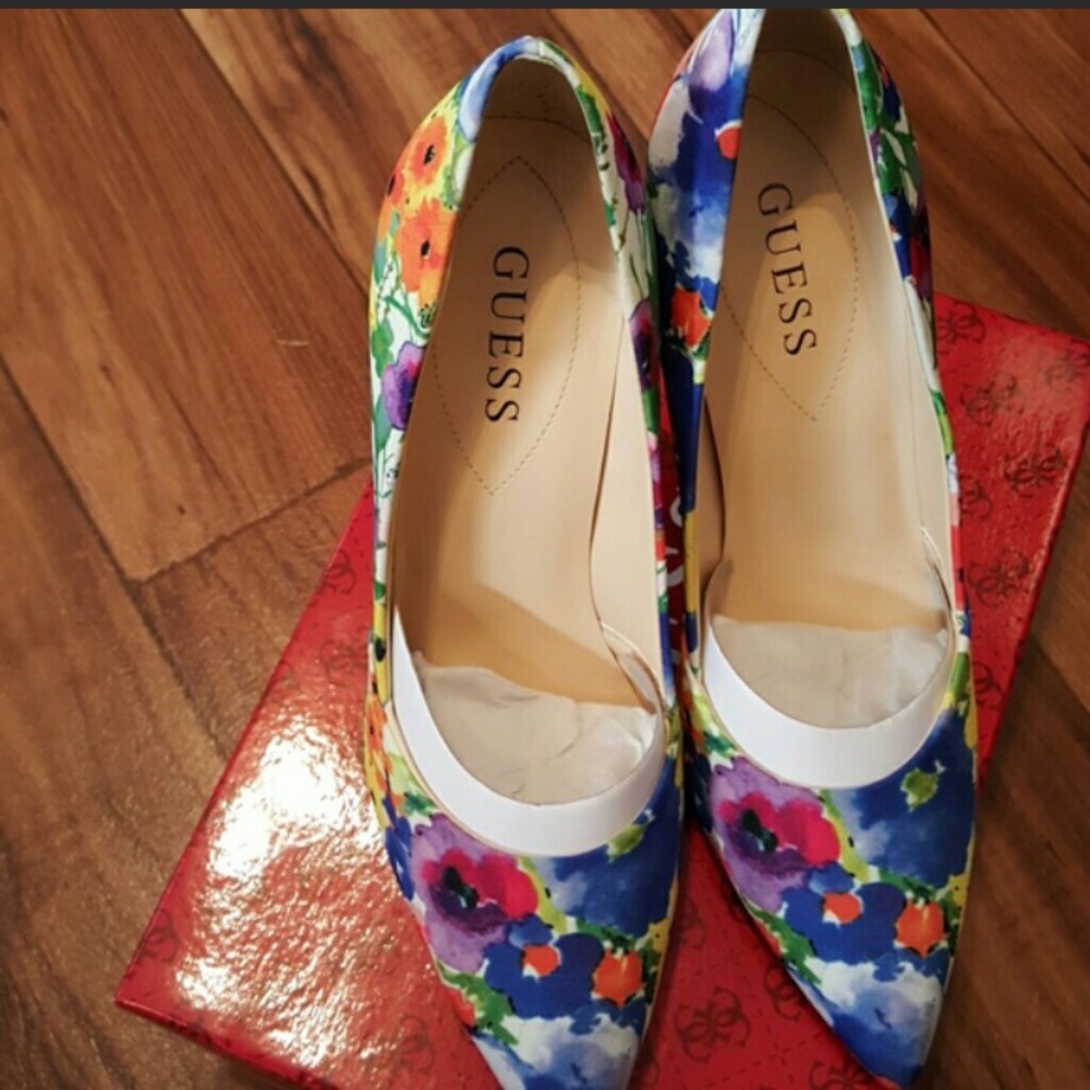 Floral pattern, Guess pumps. 7.5