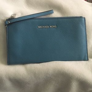 Micheal Kors Clutch 💙