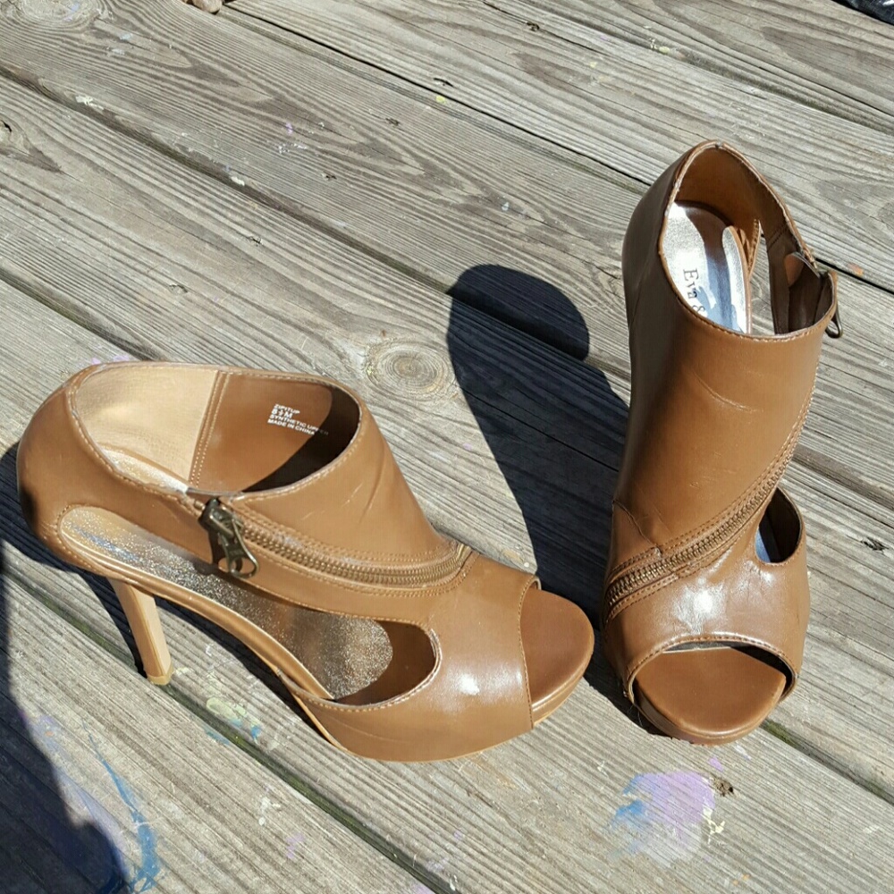 $5 Sale🎁 Zip it up brown tan  heels. 8.5