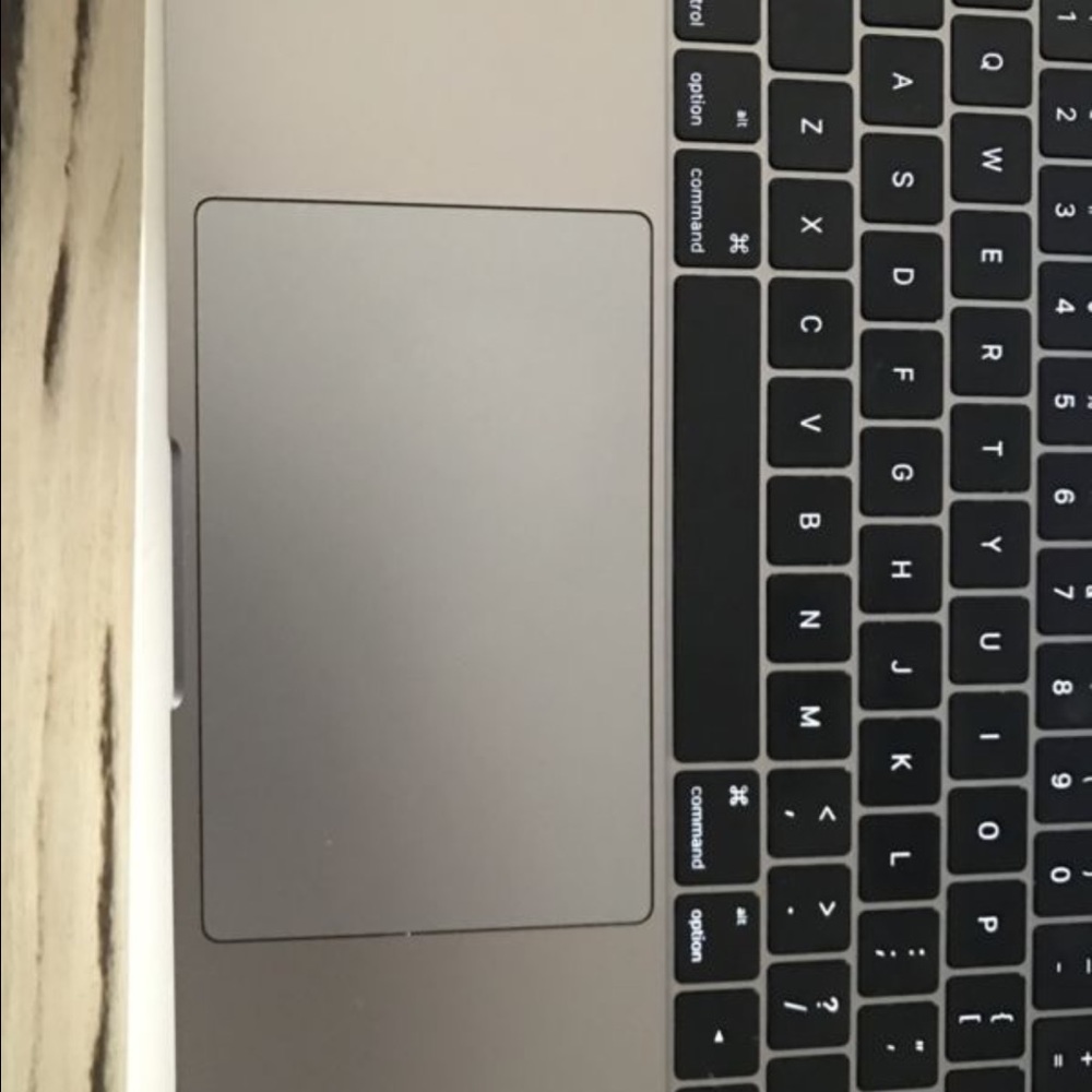 MACBOOK PRO - Picture 4 of 5