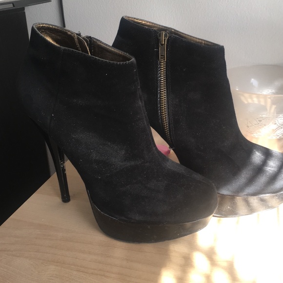 Black suede Steve Madden Bootie - Picture 1 of 4