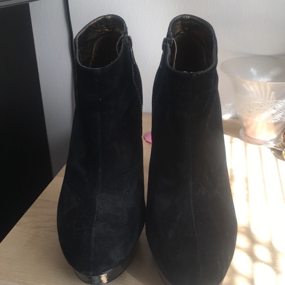 Black suede Steve Madden Bootie - Picture 2 of 4