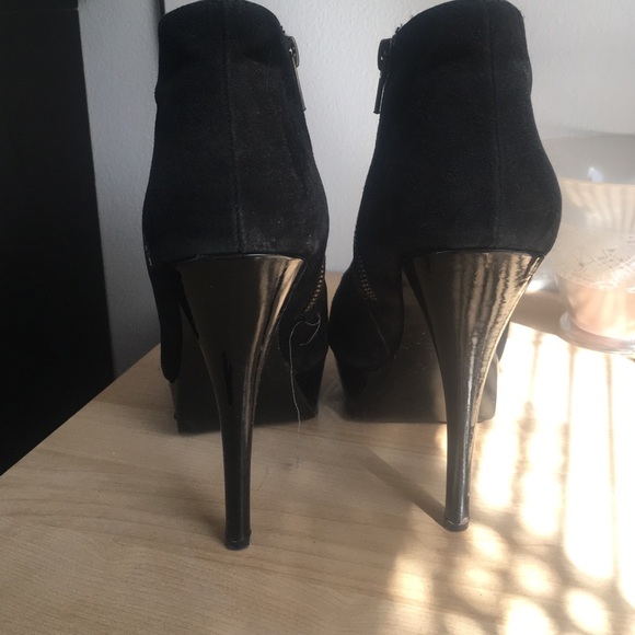 Black suede Steve Madden Bootie - Picture 3 of 4