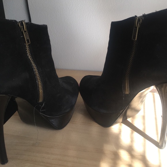 Black suede Steve Madden Bootie - Picture 4 of 4
