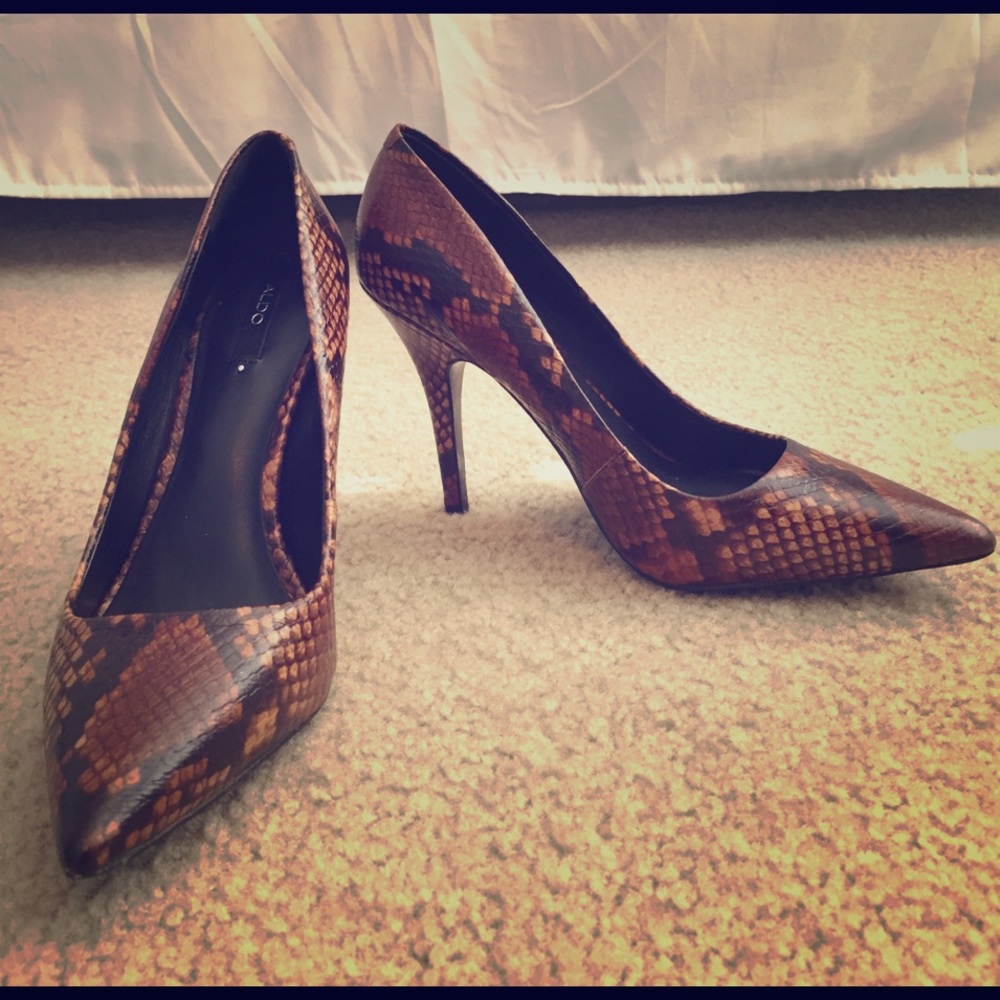 Brown/Black Snack Skin Pumps