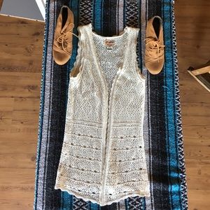 Knitted sleeveless Shaw.