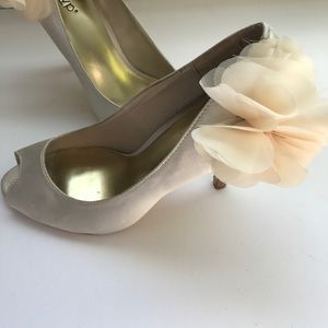 Elegant Cream Satin Scallop Peeptoe Heal w/ Flower