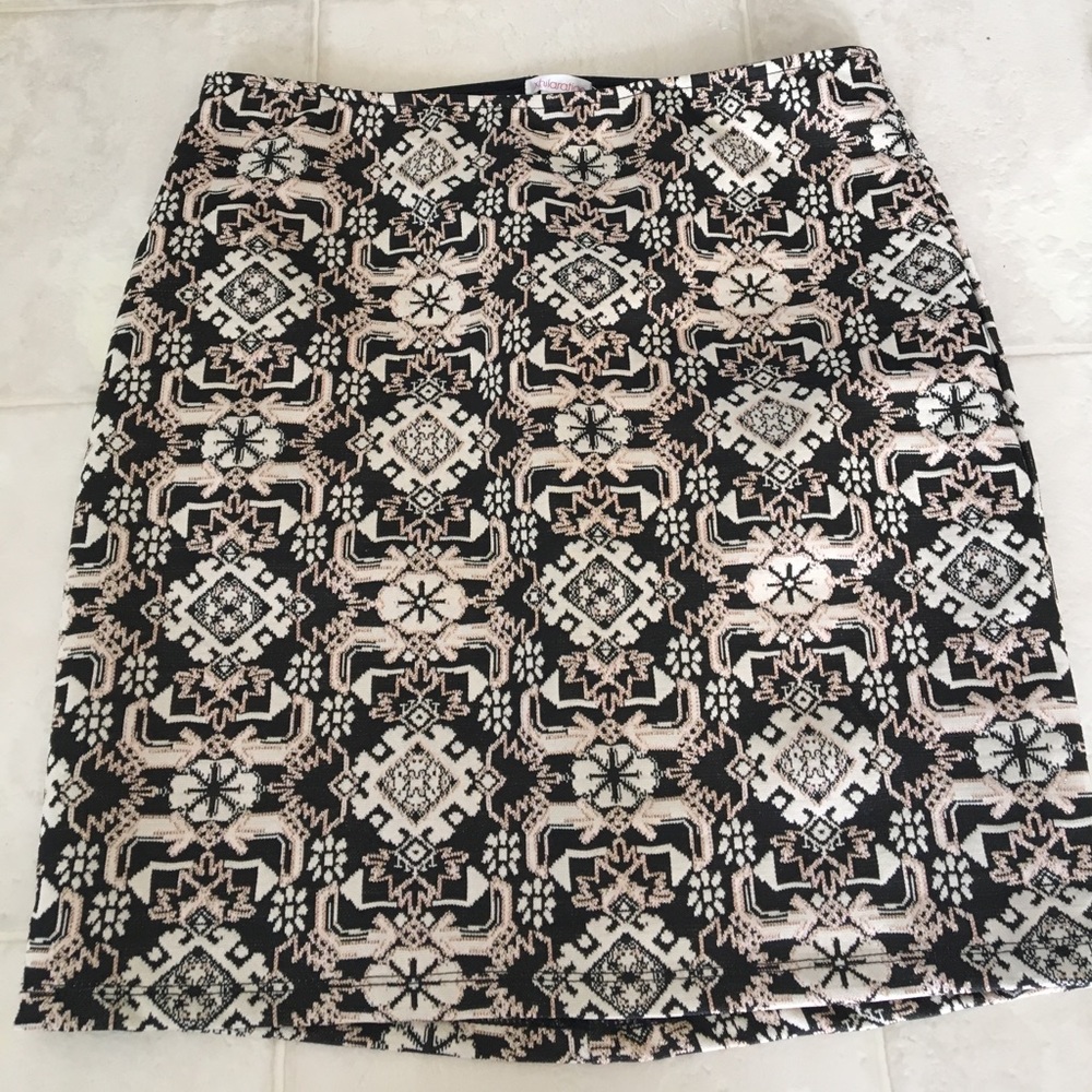 Skirt with gold-color threading.