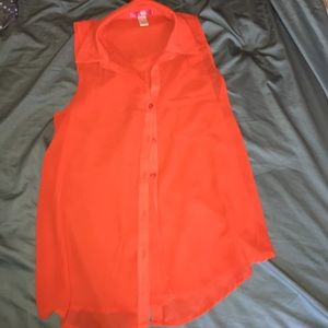 Flows no sleeve button up