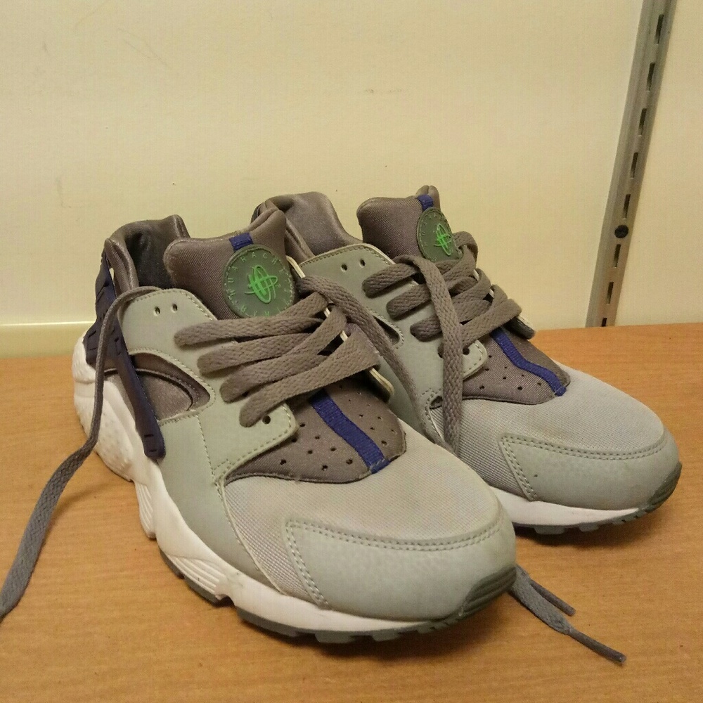 NIKE Huarache size 8