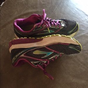 Brooks-Ghost tennis shoes
