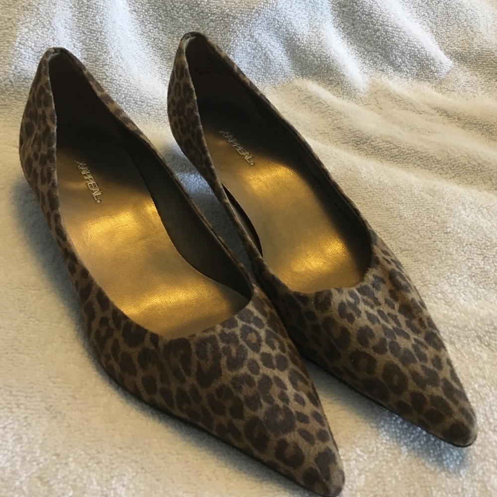 X-appeal pointed cheetah shoe - size 8