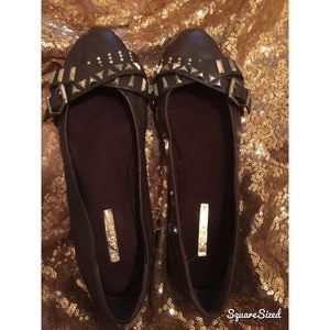 Like new BCBG brown flats with gold detail !