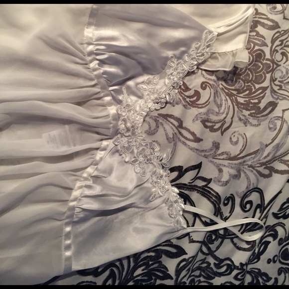 White nighty set - Picture 2 of 3