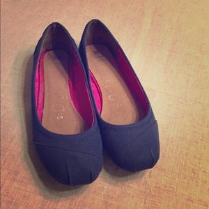 Cute navy TOMS! Adorable flats!