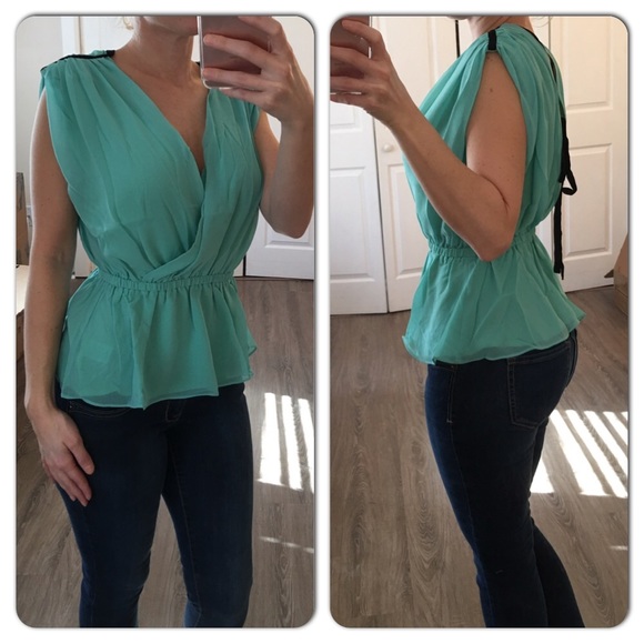 Mint green V-Neck blouse - Picture 3 of 3