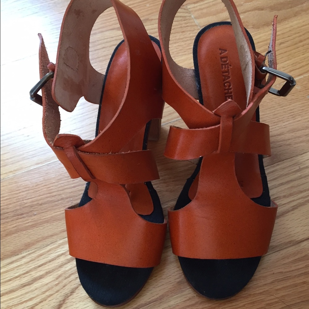 New adetacher sandal