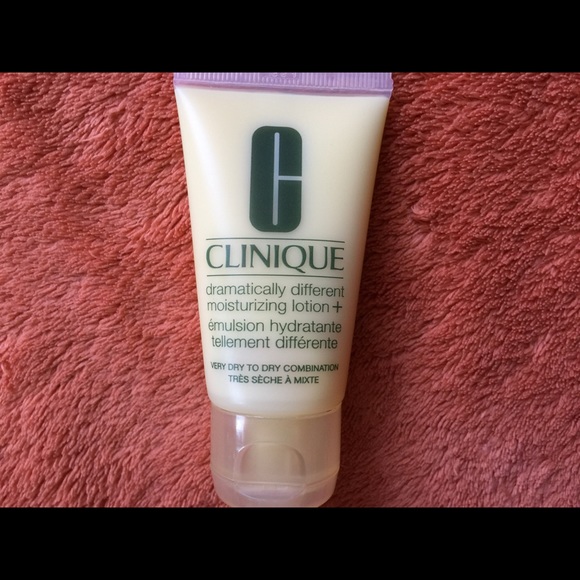 3/15$ CLINIQUE cosmetic bag with products. - Picture 3 of 4