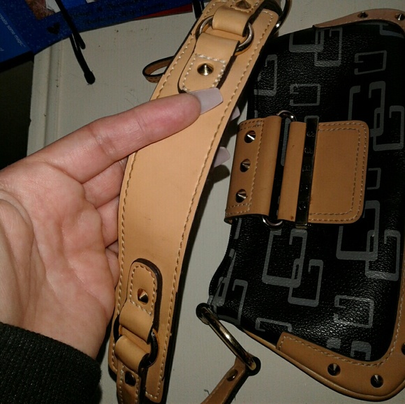 Guess purse - Picture 3 of 3