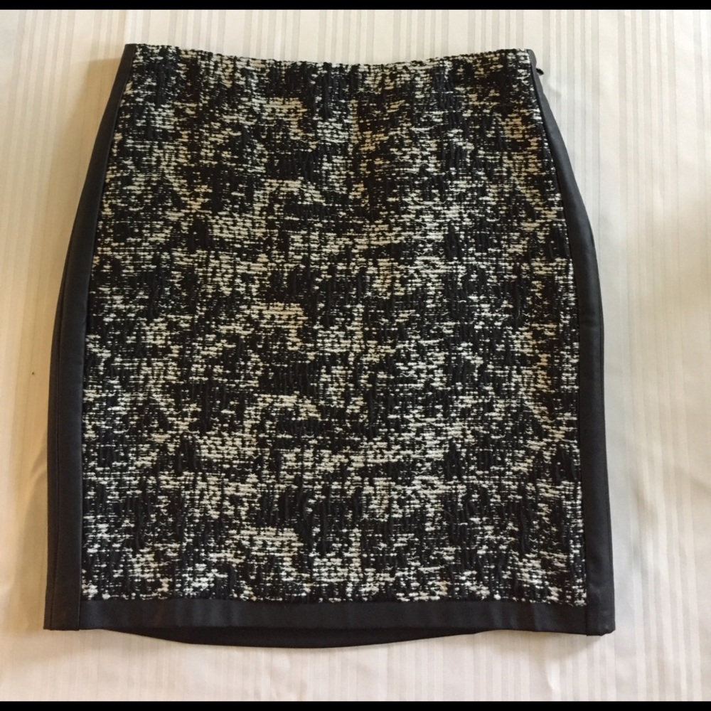Ann Taylor mini skirt, size 6...worn once.