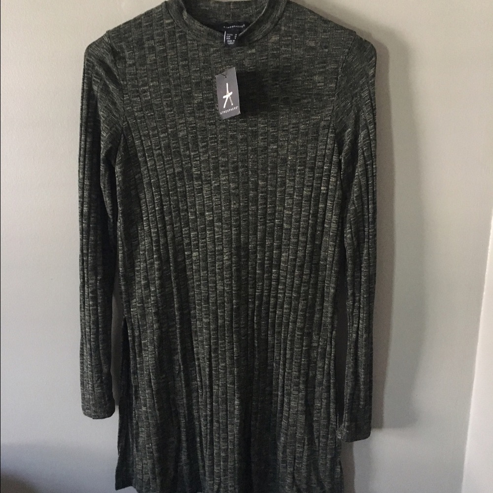 *NEVER BEEN WORN* dark green turtleneck