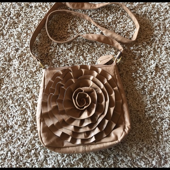 Steve Madden Handbags - Steve Madden cross body purse with fun flower