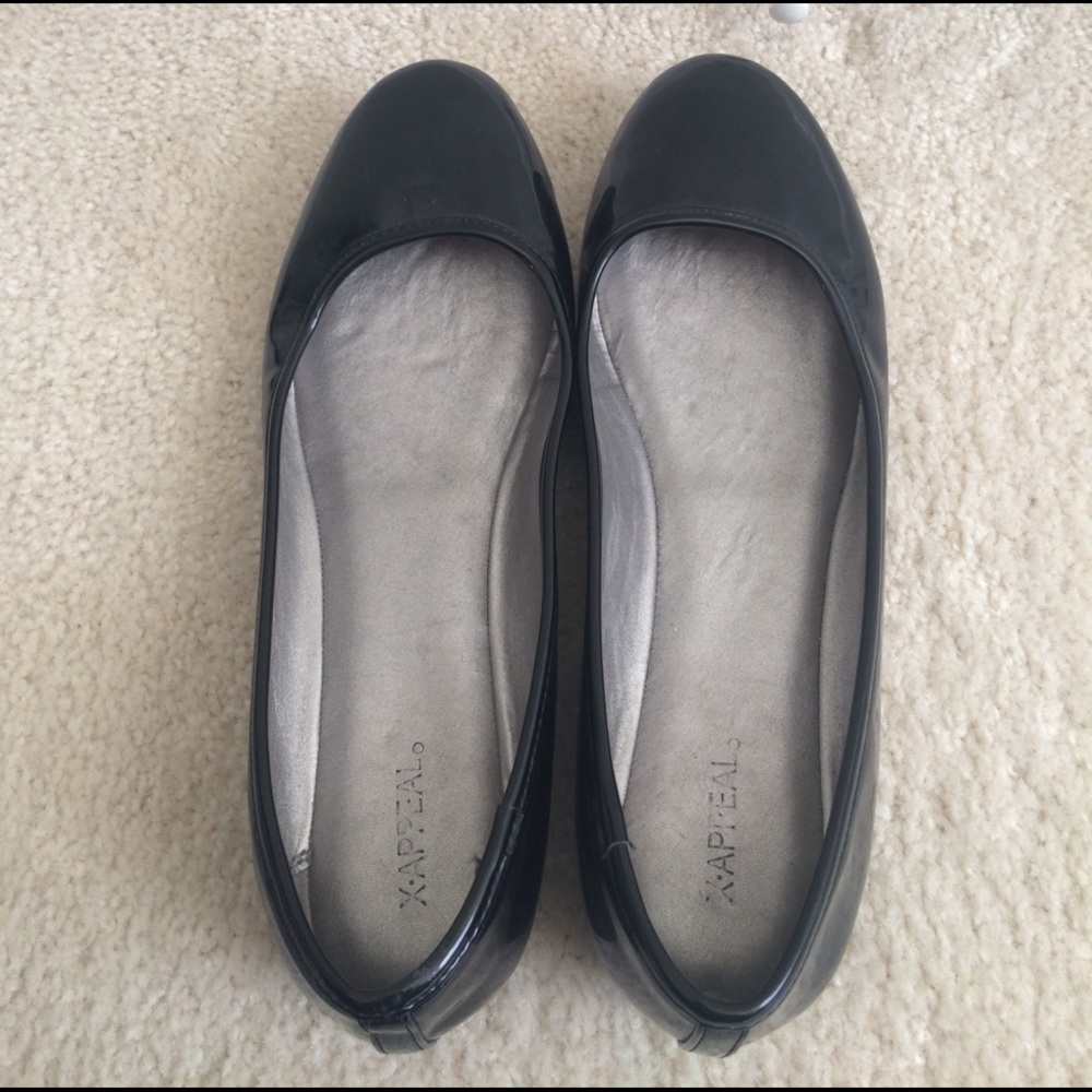 Black flat dress shoes