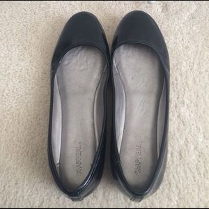 Black flat dress shoes