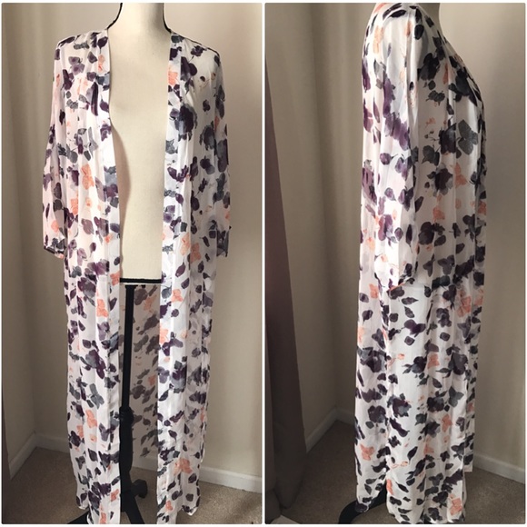 Beautiful floral long Kimono - Picture 2 of 8