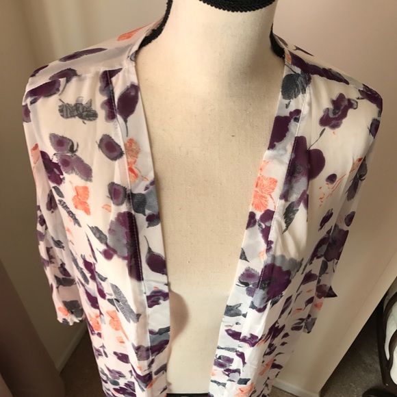 Beautiful floral long Kimono - Picture 4 of 8