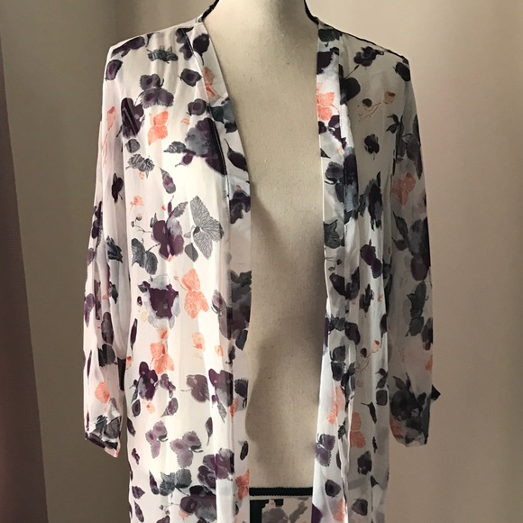 Beautiful floral long Kimono - Picture 7 of 8